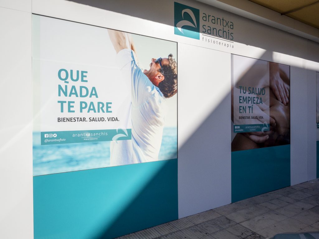 Escaparate de la Clínica de Fisioterapia Arantxa Sanchis con el lema Que nada te pare