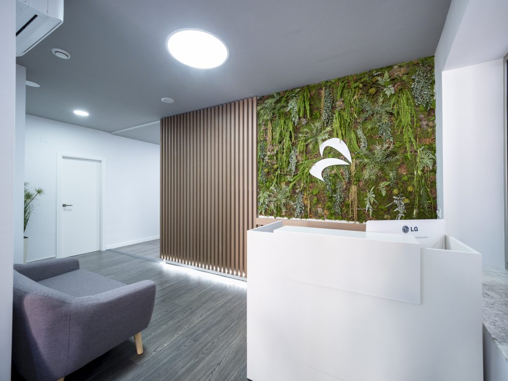 Recepción de la Clínica Arantxa Sanchis con jardín vertical