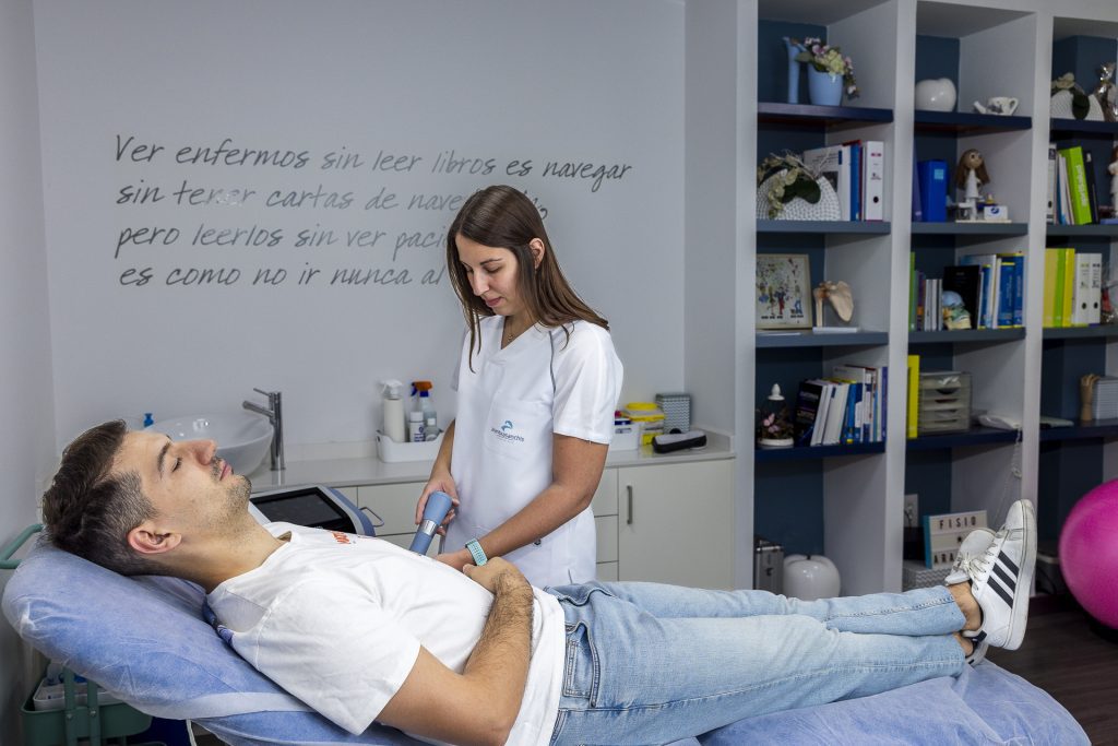 Sesión de fisioterapia en la Clínica Arantxa Sanchis