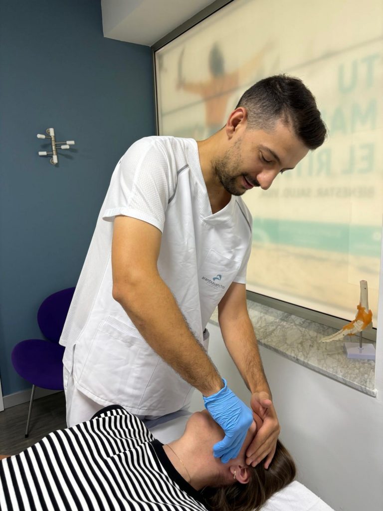 Fisioterapeuta tratando a un paciente en la Clínica Arantxa Sanchis