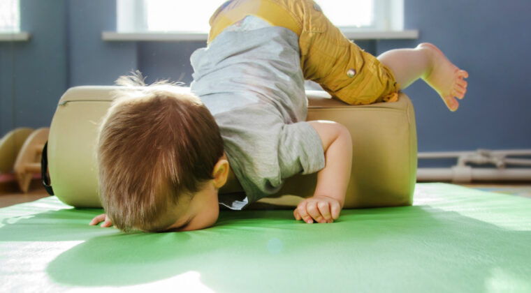 Caídas frecuentes en niños: qué evaluar desde la fisioterapia