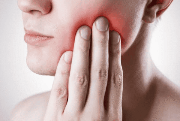 Mujer con dolor de mandíbula y de la articulación temporomandibular
